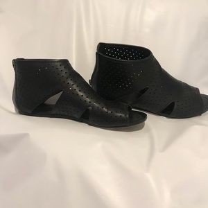 Open toed shoe sandal